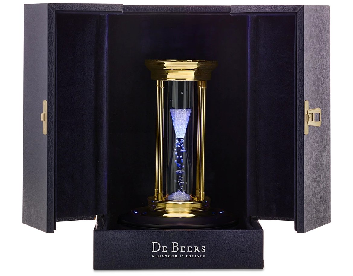 De Beers デビアス　ミレニアムアワーグラス Instead of sand, this DeBeers hourglass makes use of 2,000
