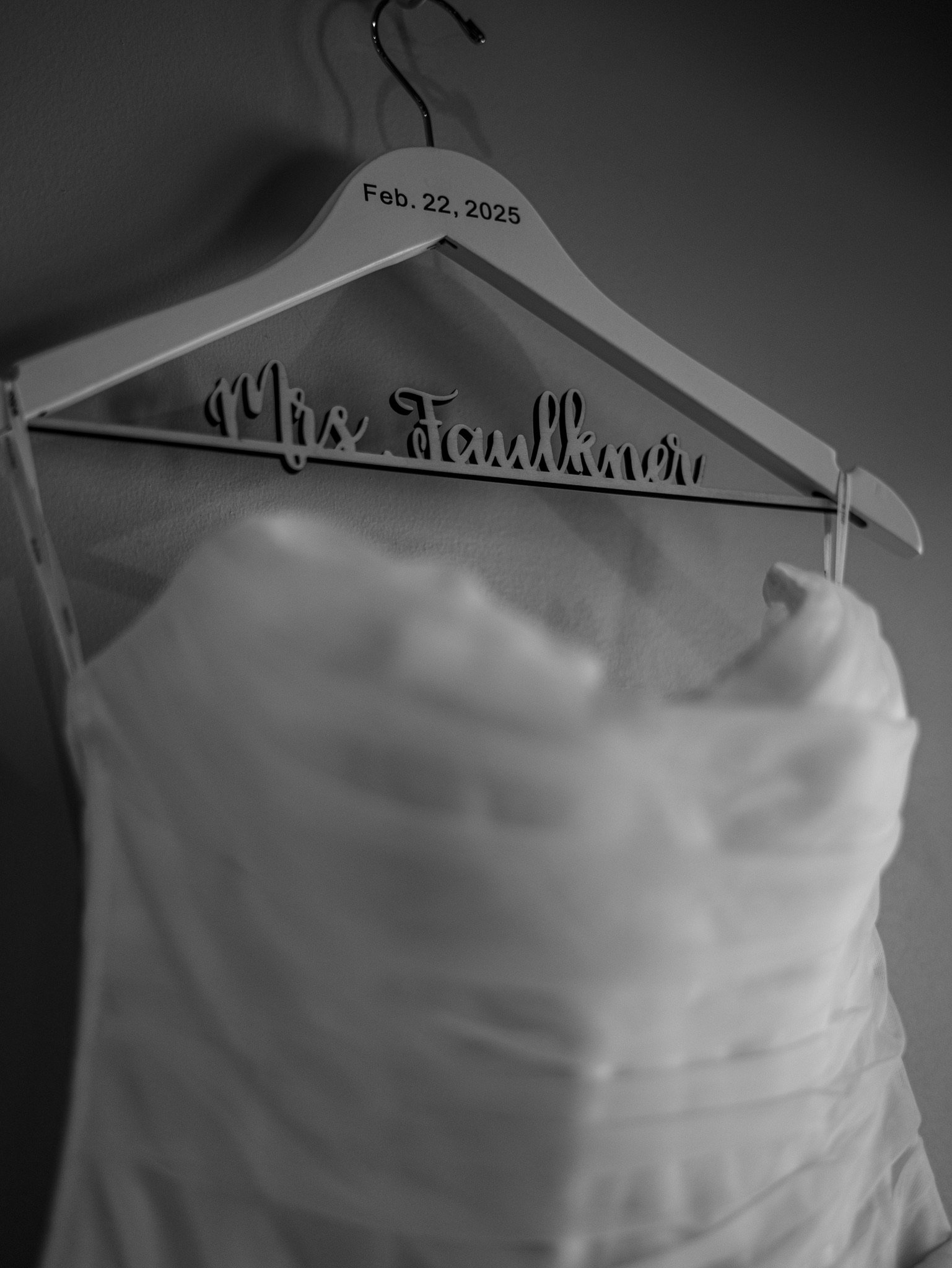 Claudia & Garrett Faulkner: The dress, flowers and wedding details.
