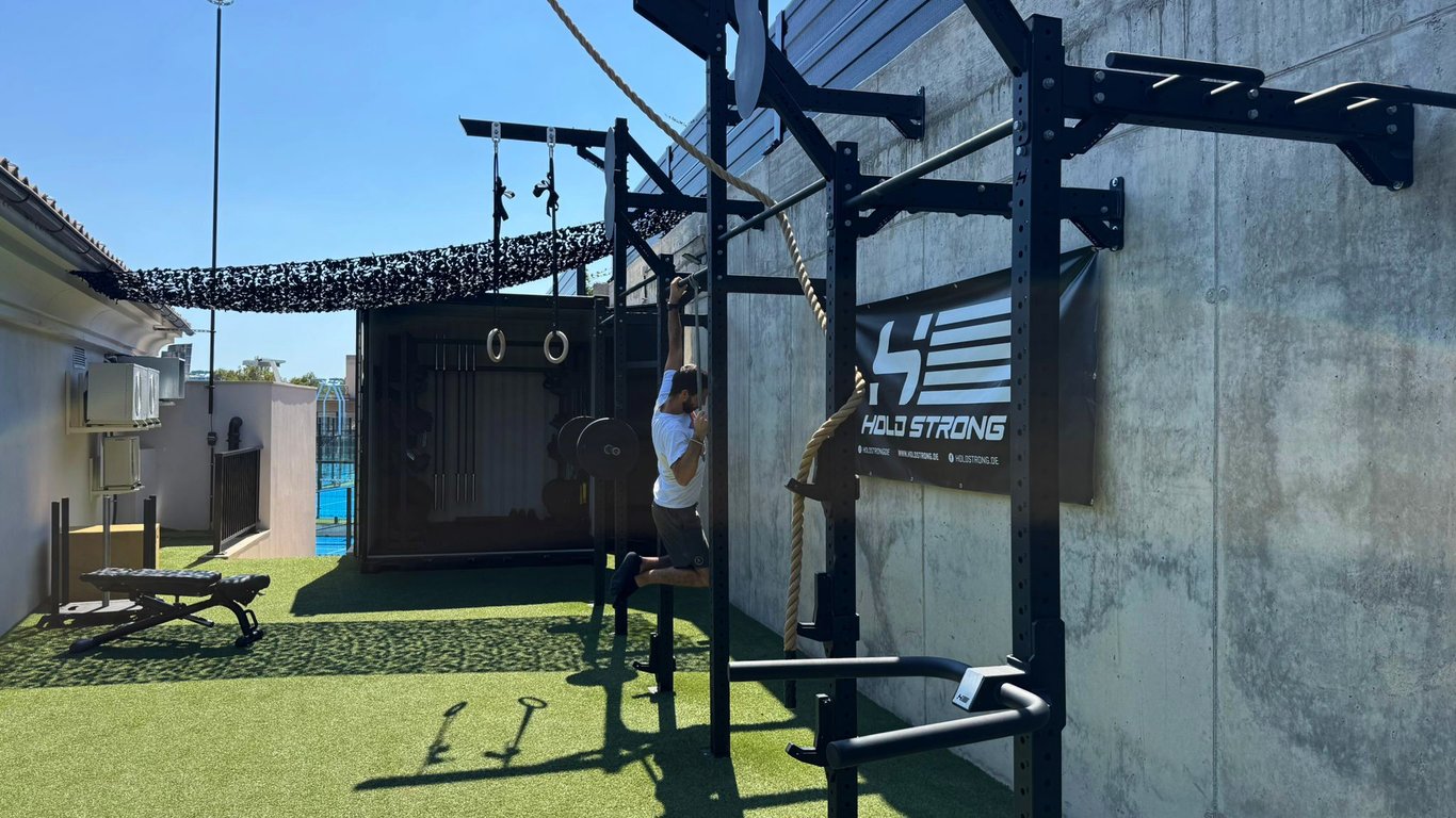 HOLD STRONG Fitness Container – Outdoor Trainingslösung