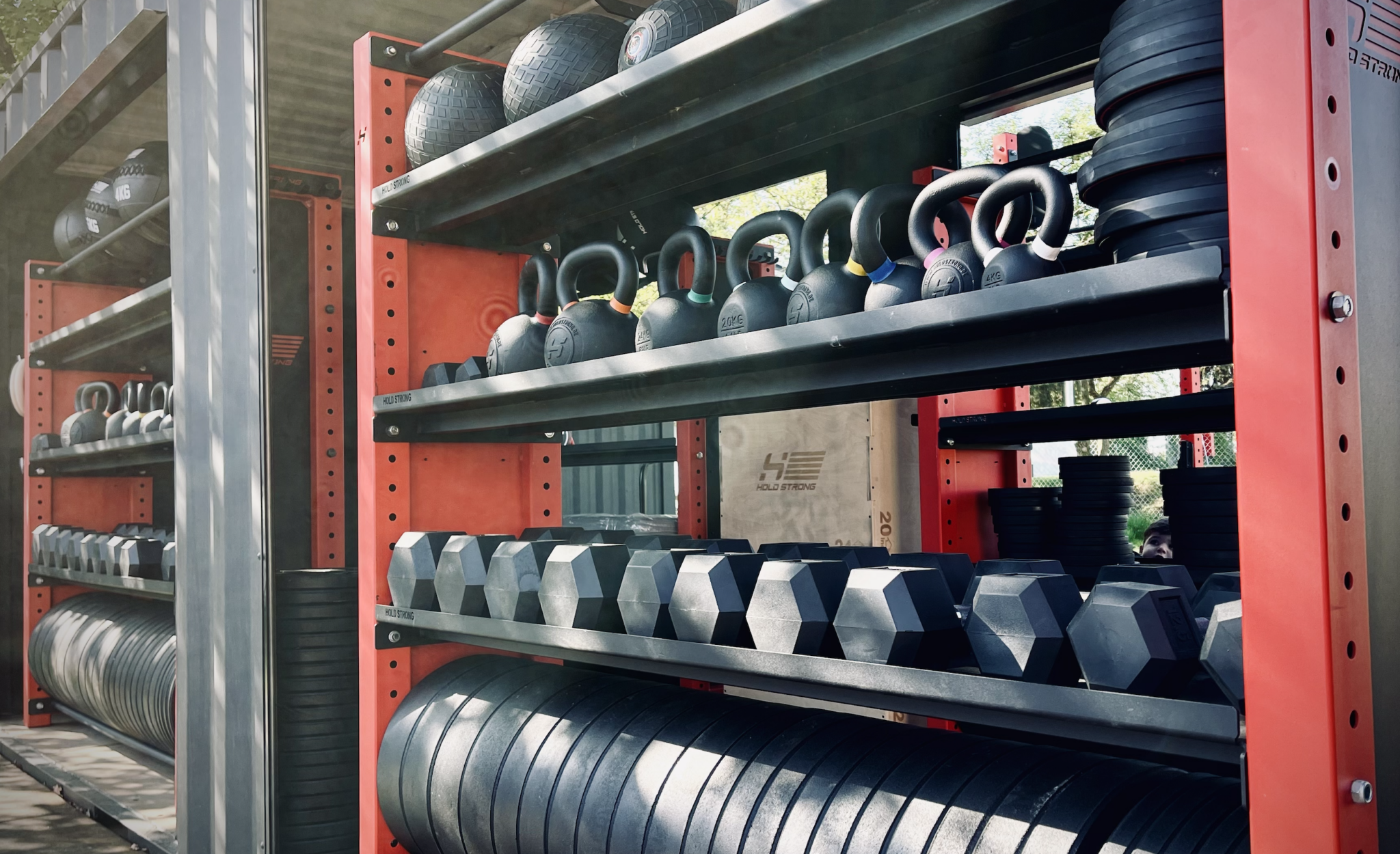 Fitnesscontainer - Regelsystem mit Fitnessequipment
