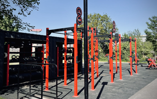 Capsule Fitness Container von HOLD STRONG mit Equipment