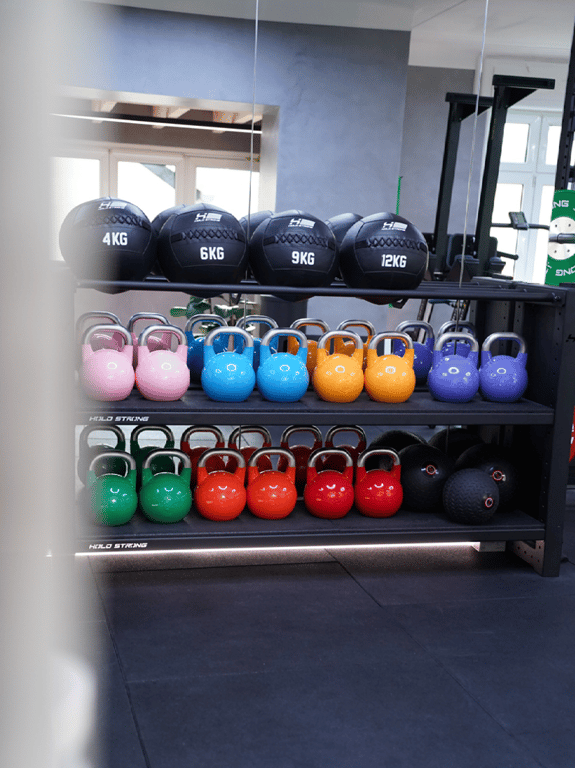 Storage Regal für Wall Balls und Kettlebells