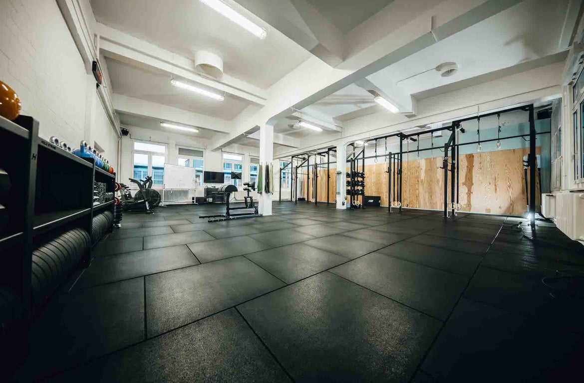 Schwer entflammbare Gummimatten für sicheren Fitnessboden