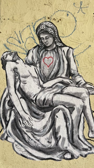 This street art piece by Le Diesis reinterprets Michelangelo’s Pietà through a contemporary, political, and deeply human lens, transforming a universal symbol of sorrow into a direct reflection on Gaza.