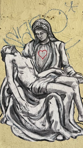 This street art piece by Le Diesis reinterprets Michelangelo’s Pietà through a contemporary, political, and deeply human lens, transforming a universal symbol of sorrow into a direct reflection on Gaza.