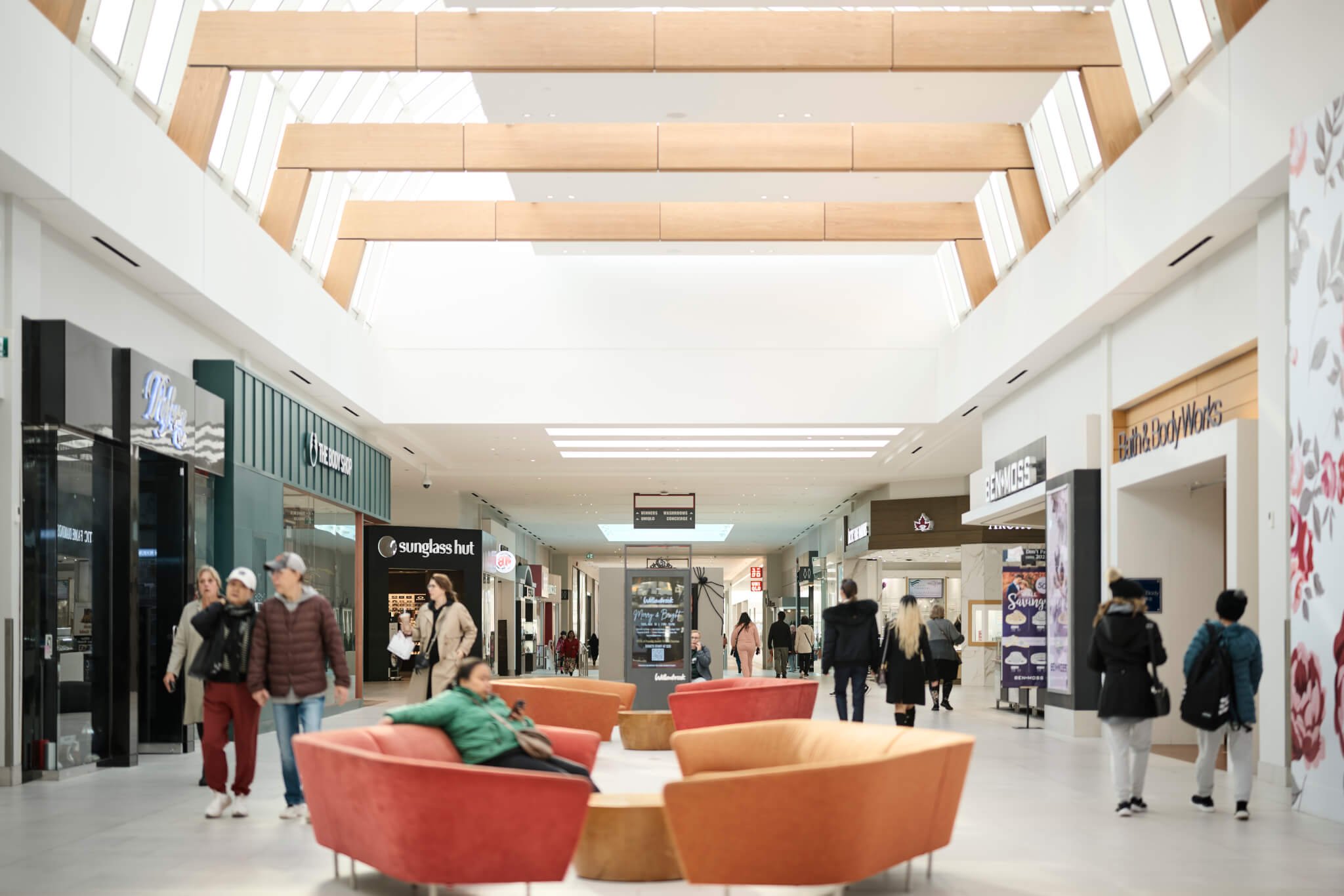 http://People%20walking%20through%20Willowbrook%20Mall