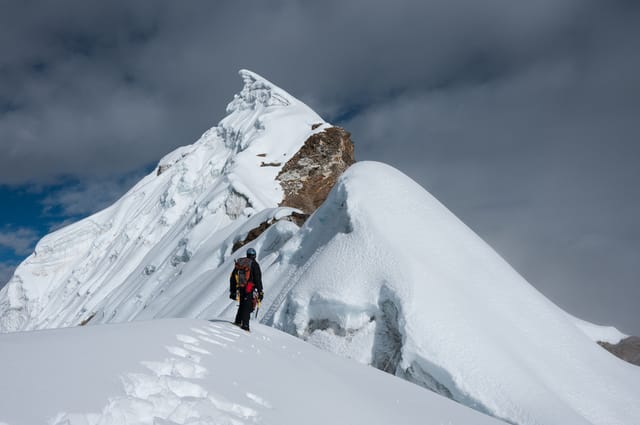 lobuche-expedition-climber-cloudy-ridge