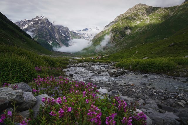 Pin Bhaba Pass Trek Mountain landscape 