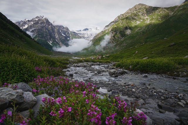 Pin Bhaba Pass Trek Mountain landscape 