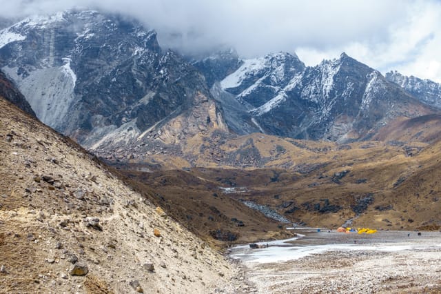 lobuche-expedition-valley-trail-view