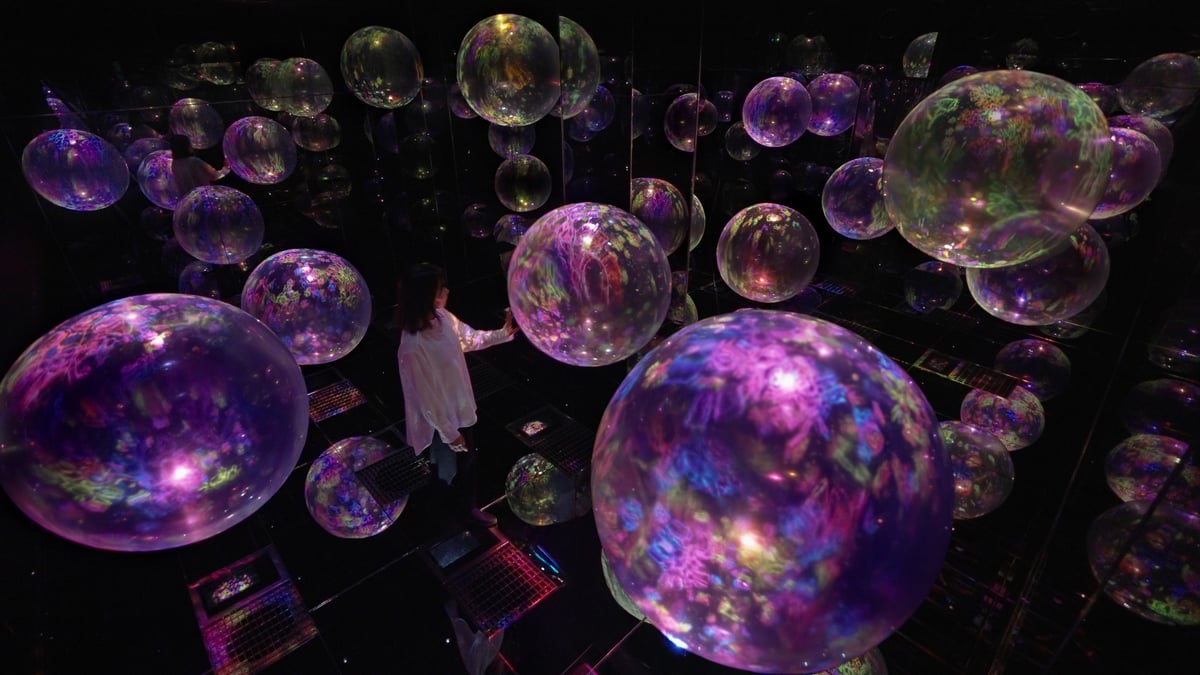 Floating Cosmic Spheres | teamLab