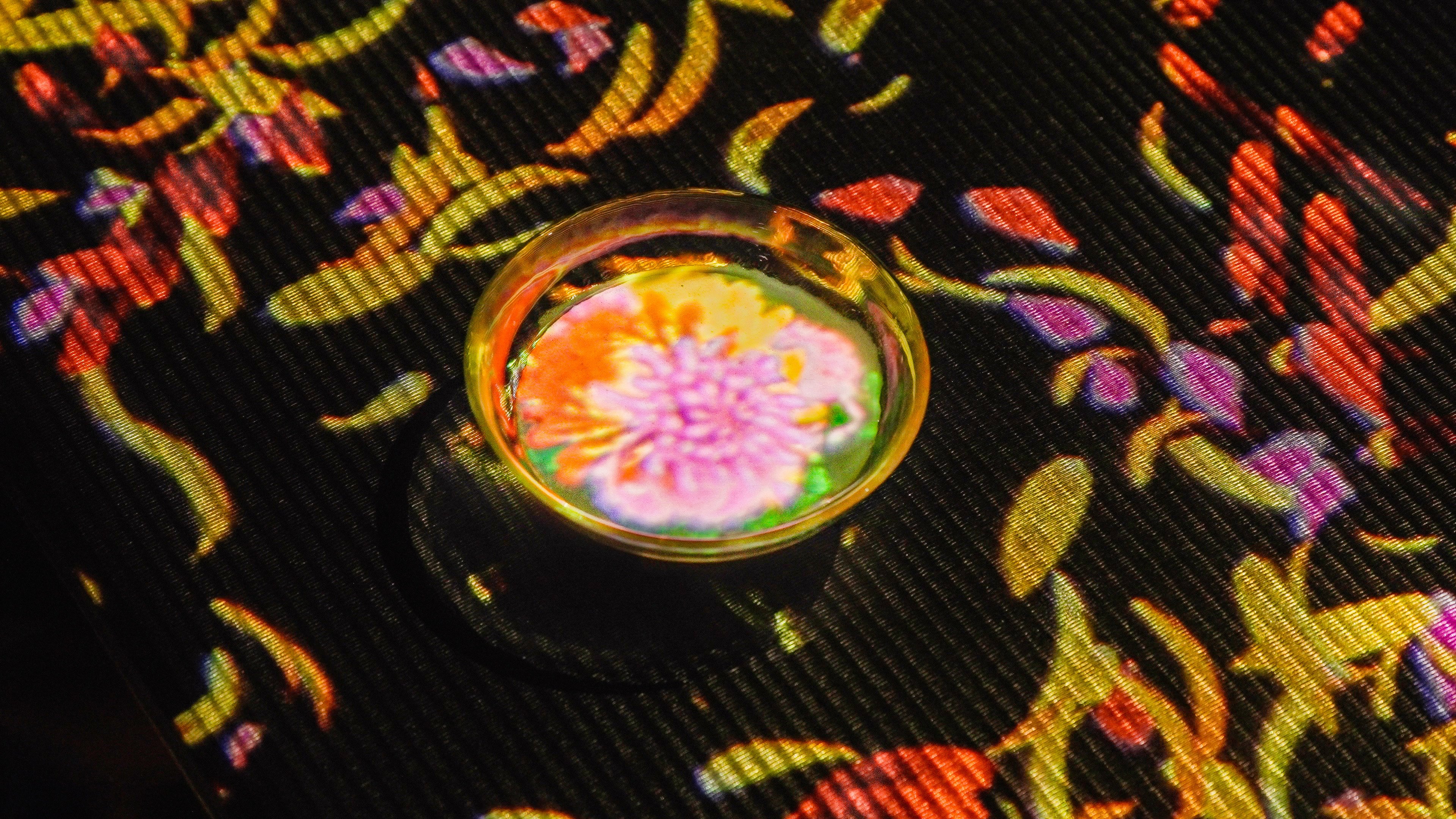 小さきものの中にある無限の宇宙に咲く花々 / Flowers Bloom in an