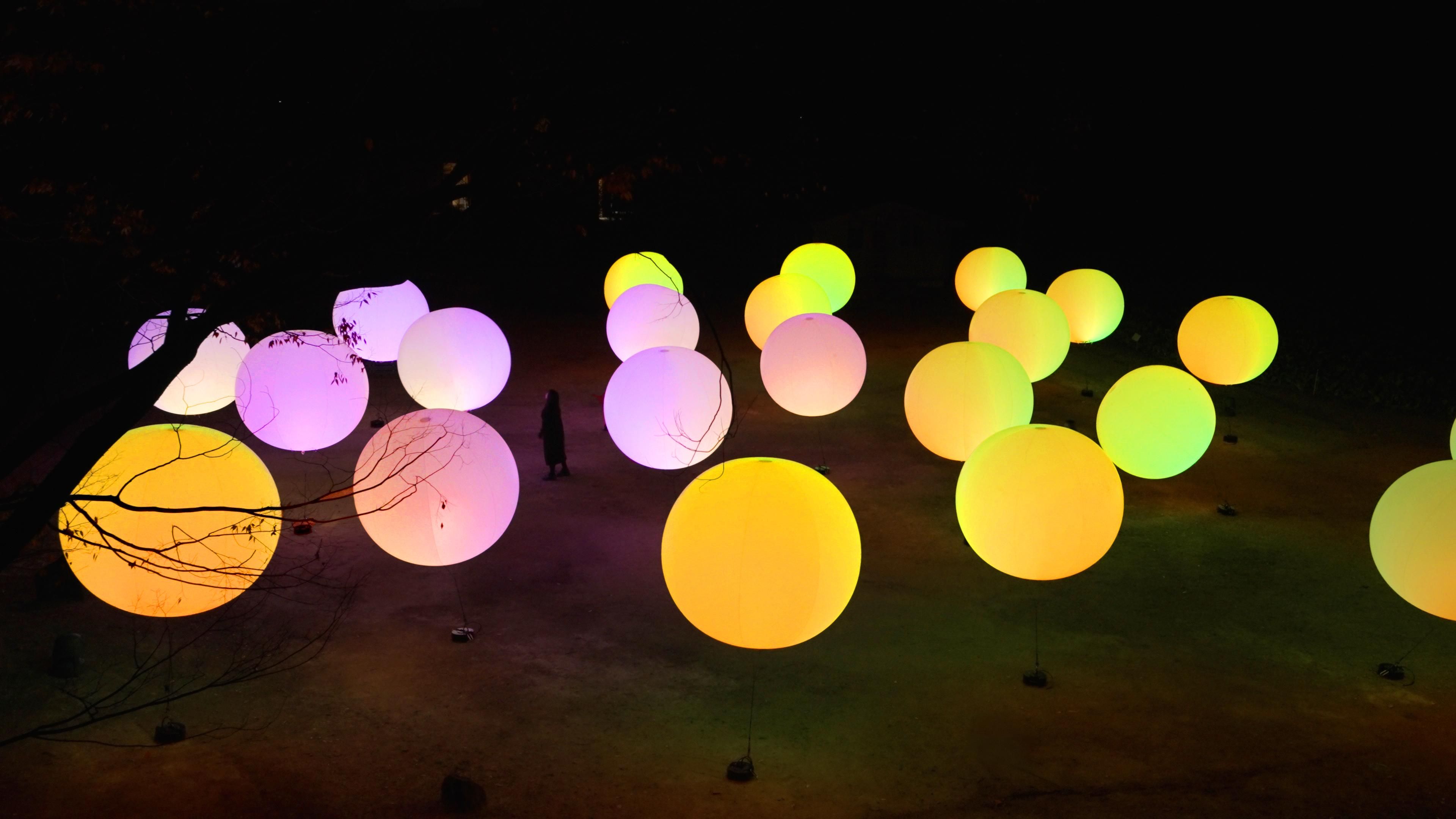 浮遊する、呼応する球体 / Floating, Resonating Spheres | teamLab