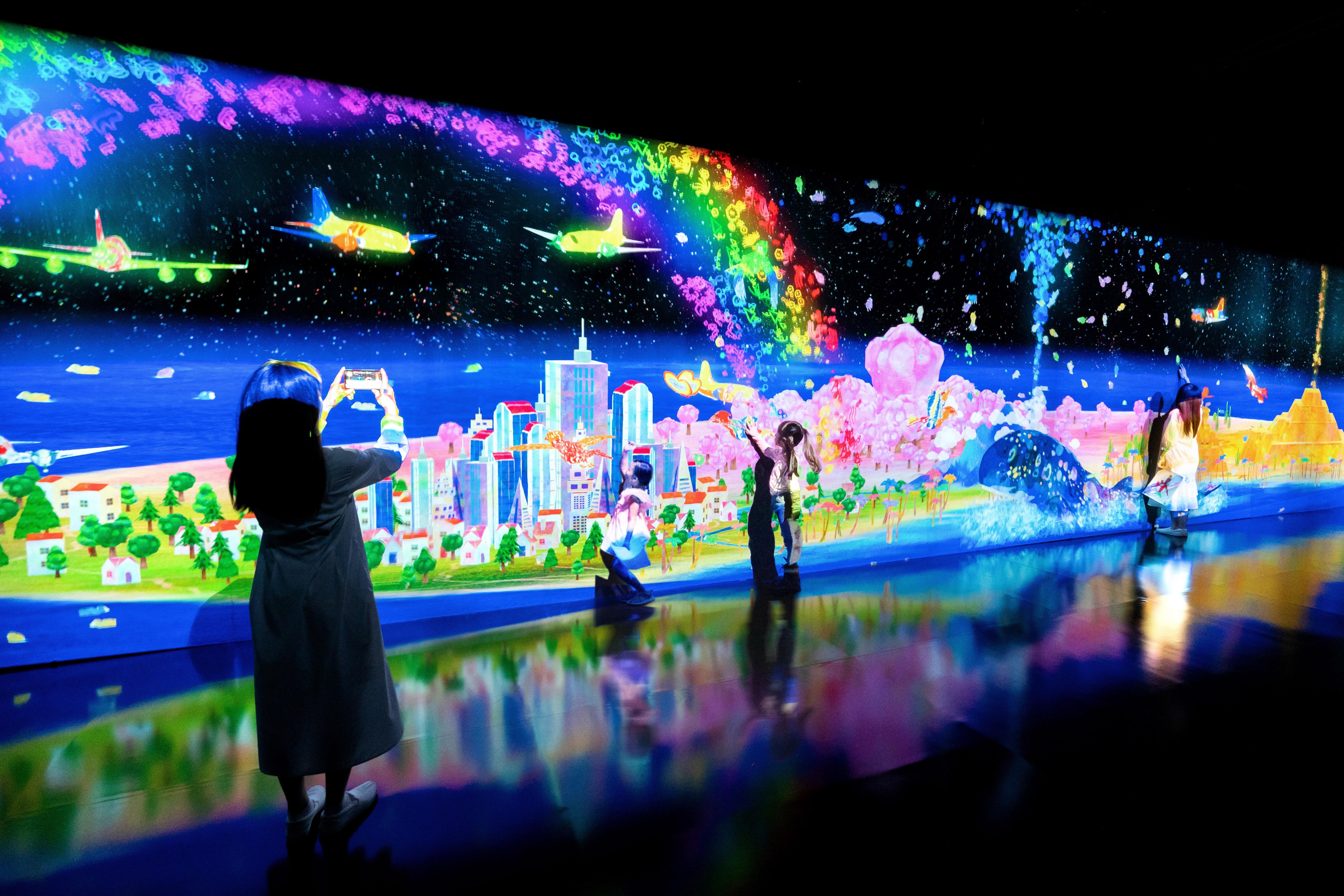 アート・デザイン・音楽 THE E LUCAS EXHIBITION public