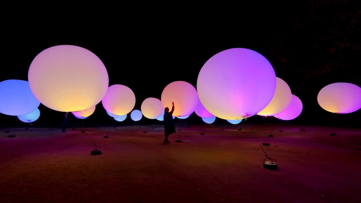 浮遊する、呼応する球体 / Floating, Resonating Spheres | teamLab