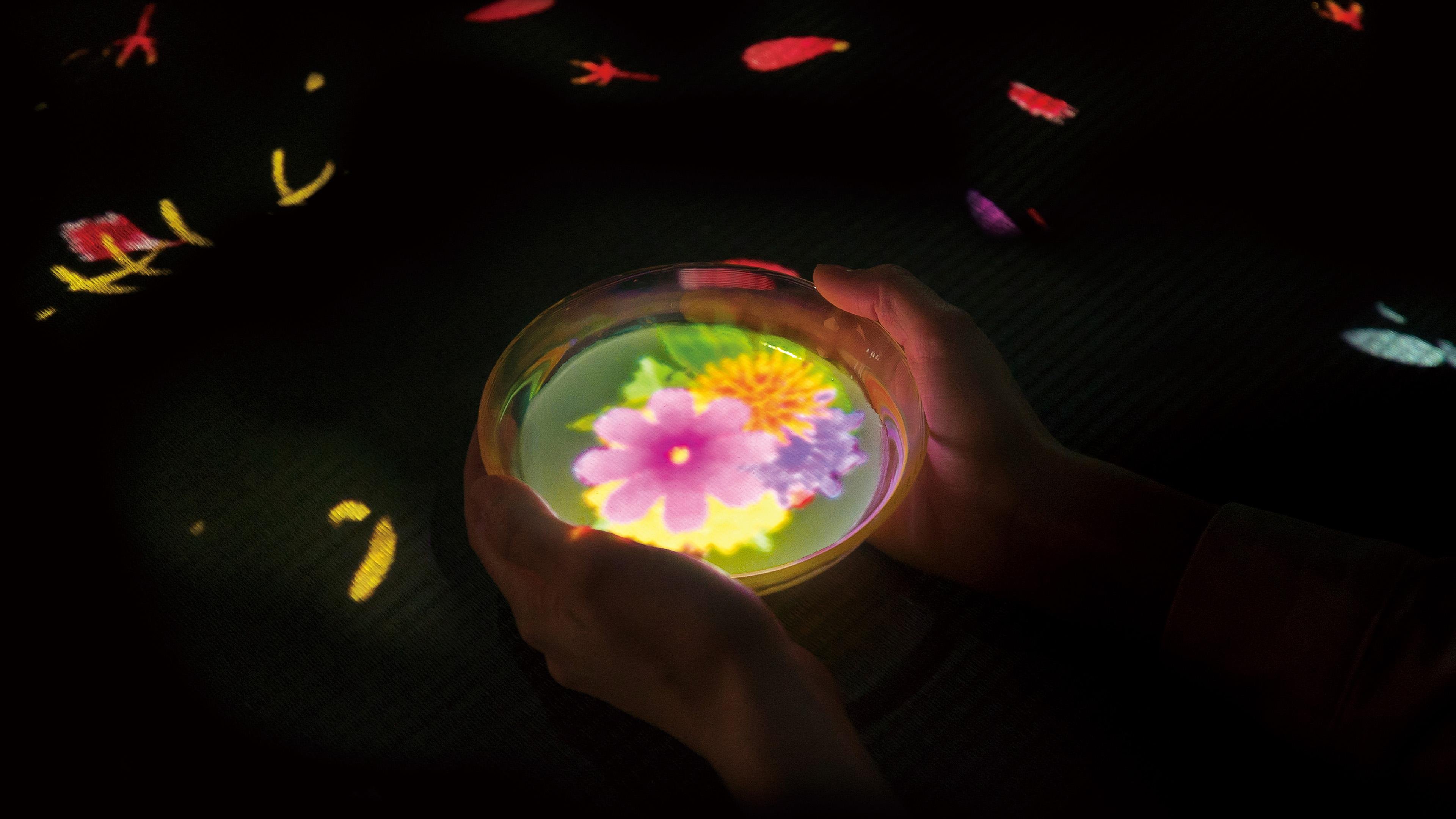 小さきものの中にある無限の宇宙に咲く花々 / Flowers Bloom in an