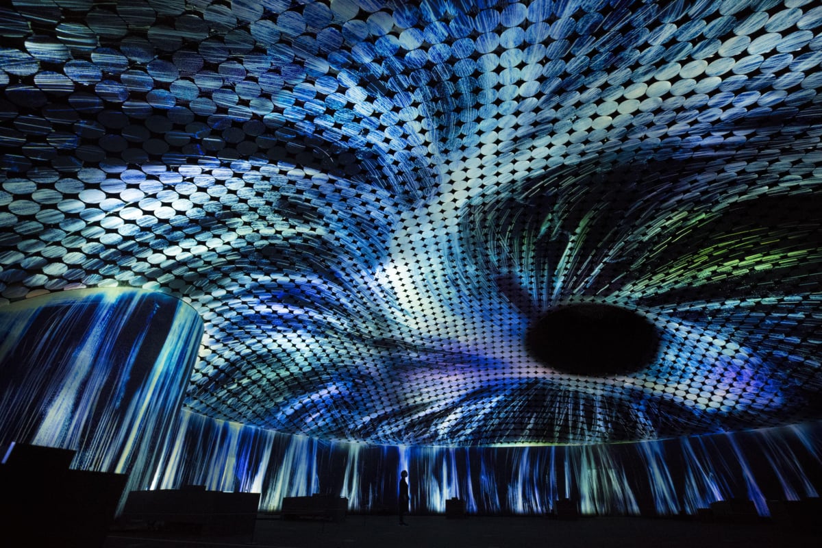 Vortex of Light Particles | teamLab