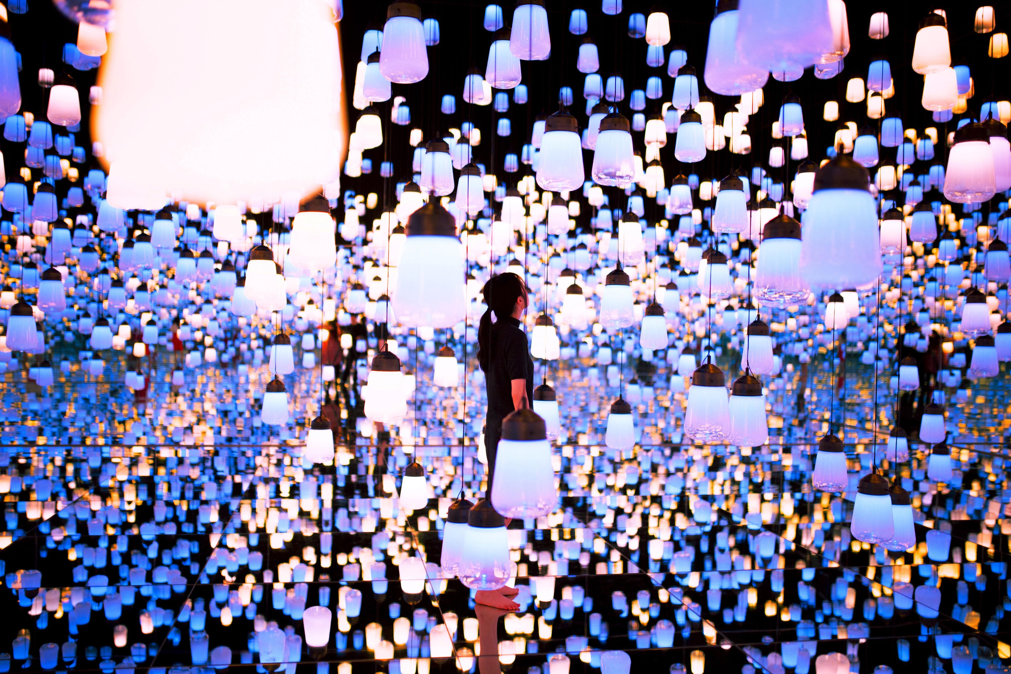 Forest of Resonating Lamps - One Stroke, Ice | teamLab
