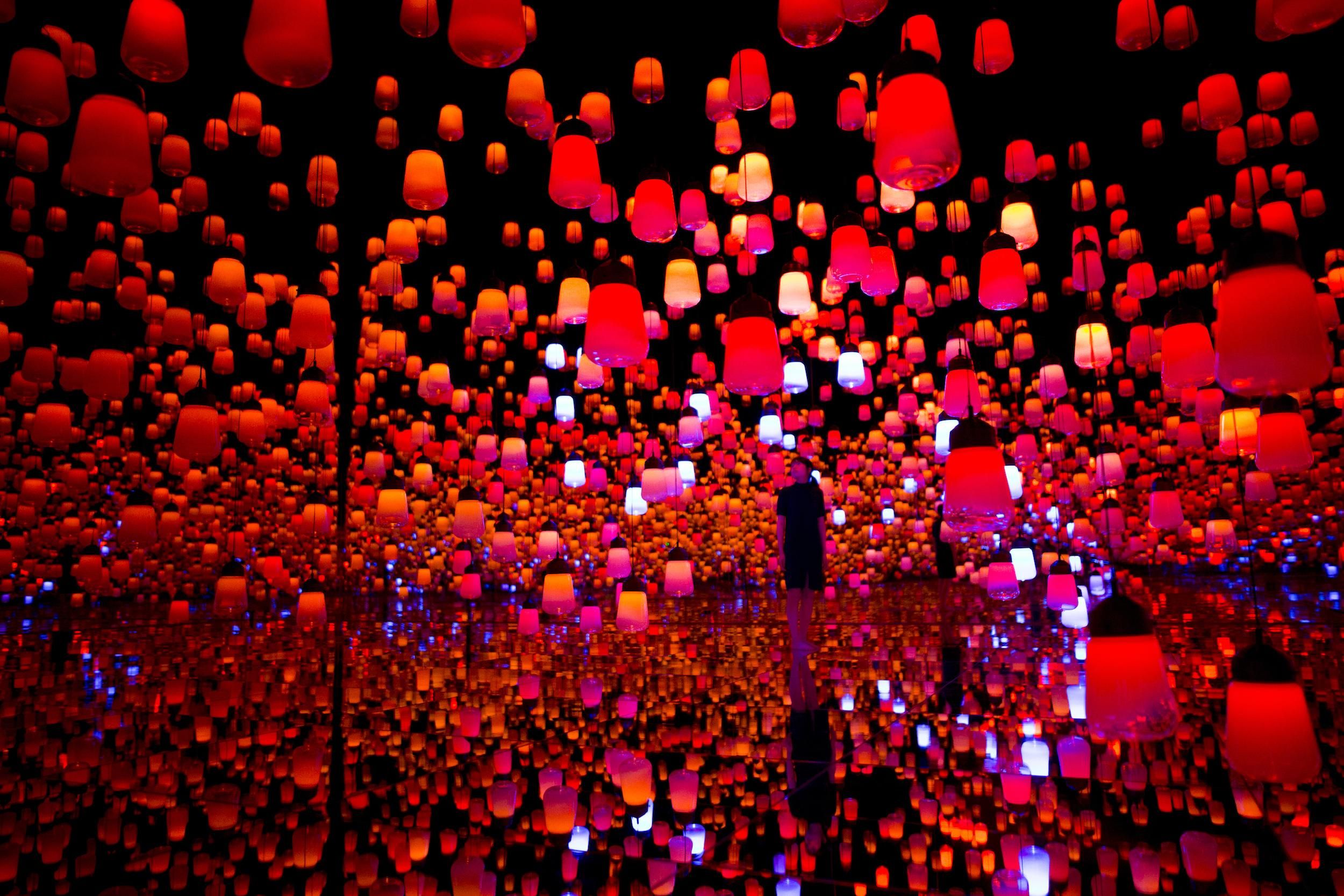 Forest of Resonating Lamps - One Stroke, Flame | teamLab