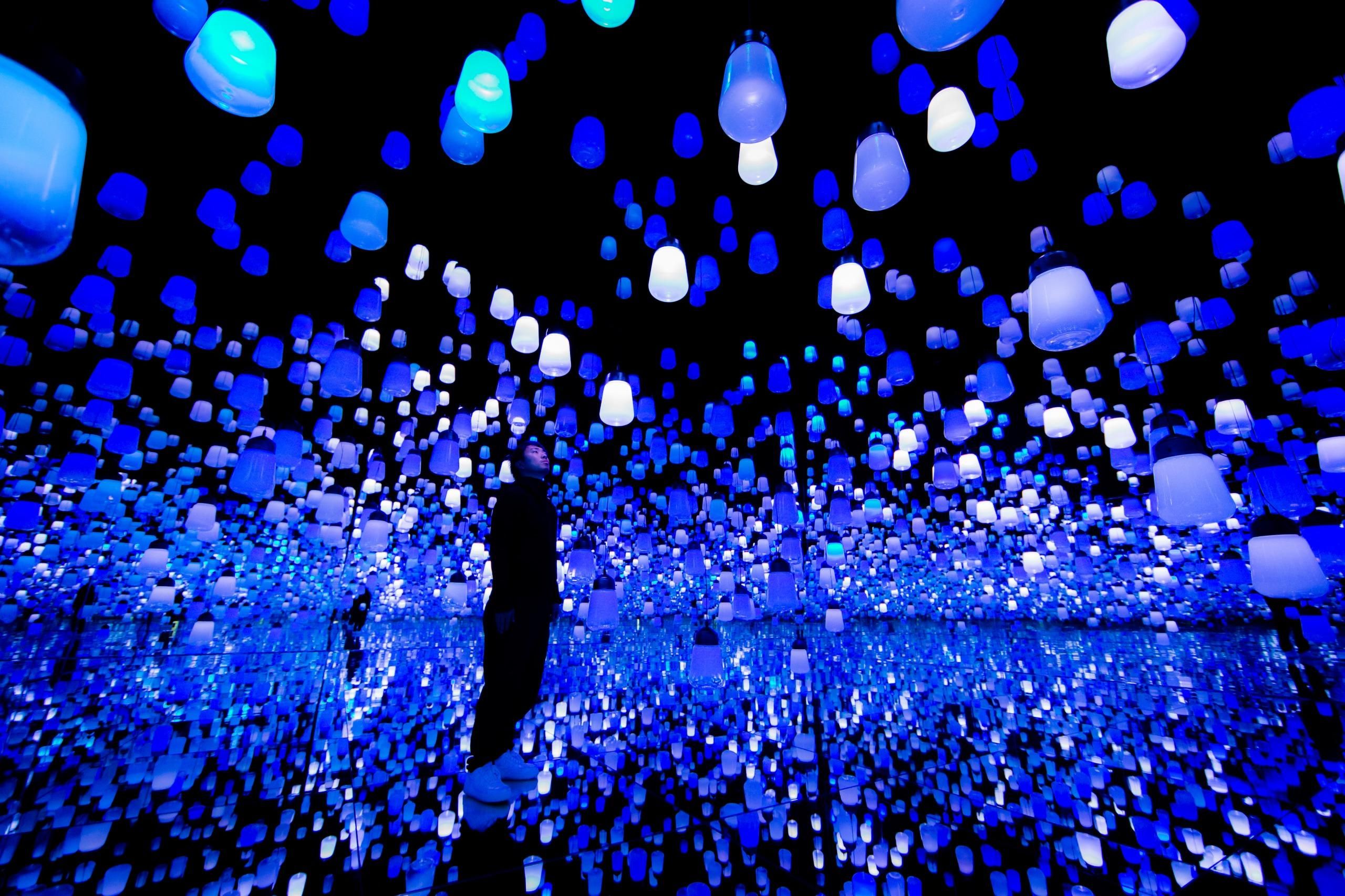 Forest of Resonating Lamps - One Stroke, Ice Cave | teamLab
