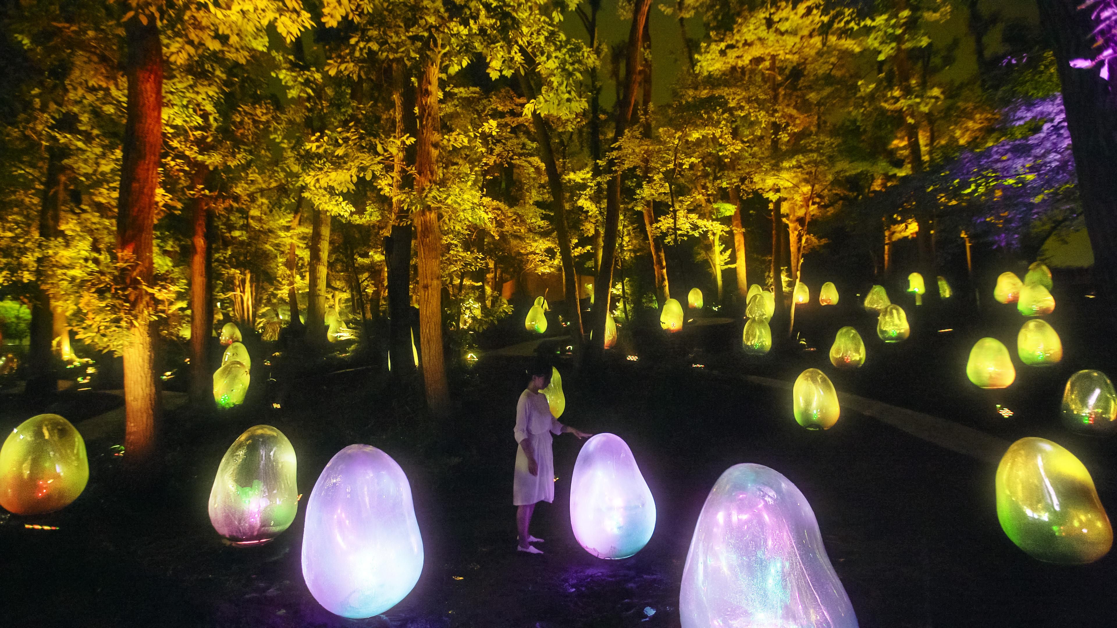 【幕男きいろ】幕男4th The Arth×URBAN FOREST TeamLab in Saitama: “Shmoos” Among the Trees – Susan Spann
