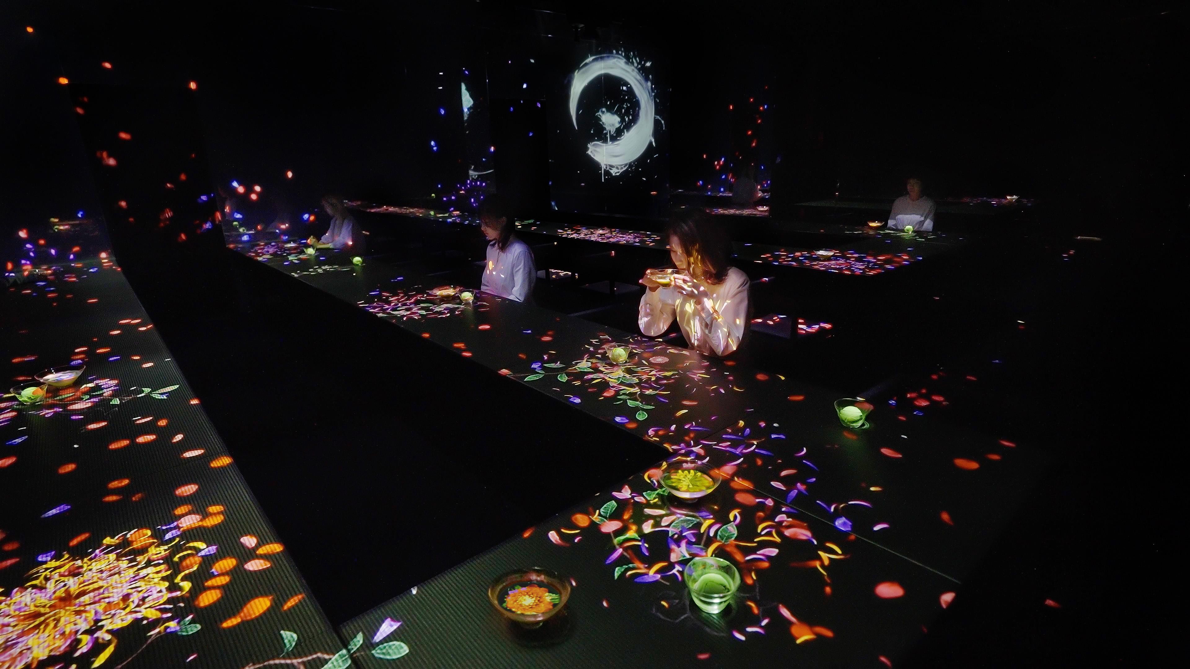 小さきものの中にある無限の宇宙に咲く花々 / Flowers Bloom in