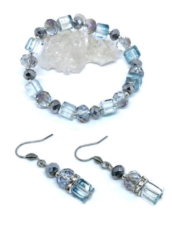 Conjunto Luxo Brinco e Pulseira Cristal Boreal (Cinza Azulado) 
