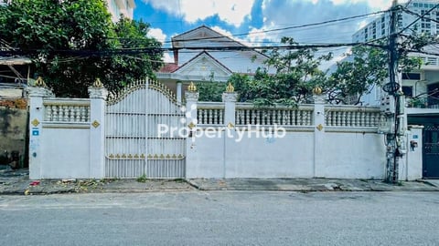 6 Bedrooms Villa For Rent in BKK3