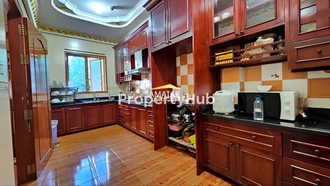 វីឡាលក់បន្ទាន់នៅបុរី Attwood