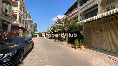 ផ្ចះលក់ មានផ្លូវចេញ-ចូល មុខ-ក្រោយ ( ម្ទាស់ផ្ទាល់ )