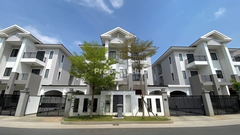 វីឡាភ្លោះសម្រាប់លក់នៅបុរីភ្នំពេញផាក6A