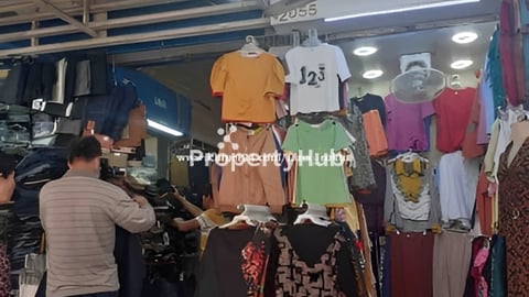 តូបជួលផ្សារធំថ្មី នៅកែងទល់មុខផ្លូវធំ មនុស្សអ៊ូអរច្រើន