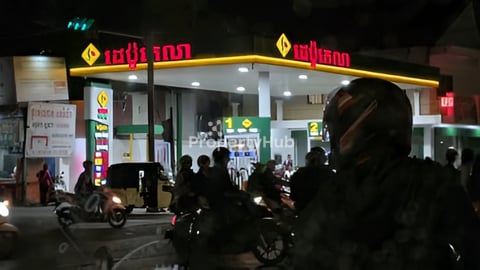 ការ៉ាស់សាំង និង ផ្ទះ2ល្វែងកែងលក់ លើផ្លូវធំចំការដូង បំបែកជា4