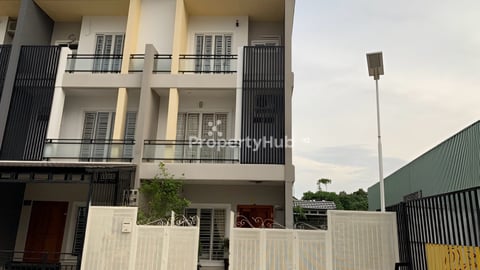 វិឡាកូនកាត់សម្រាប់លក់ ក្នុងបុរីហាយលែន ( Borey Highland)