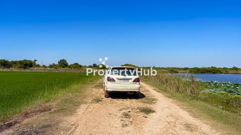 40m x 85m ដីជាប់ព្រែក និងទល់បឹងធម្មជាតិ ឡានបើកដល់ក្បាលដី