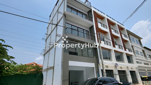 ផ្ទះថ្មីសាងសង់ហើយ 4ជាន់ មាន skybar ទល់មុខបុរីសម្បត្តិមាស ឫស្សីកែវ