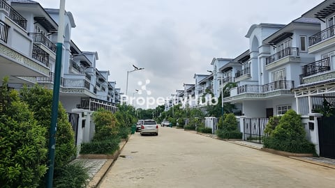 វីឡាភ្លោះក្បែរផ្លូវធំលក់បន្ទាន់ 185,000