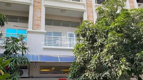 ផ្ទះល្វែងត្រូវការដាក់លក់បន្ទាន់ ទីតាំងក្នុងបុរី ប៉េងហ៊ួតស្ទឹងមានជ័យ ជិតផ្សារស្ទឹ