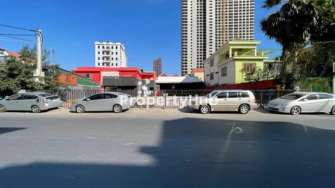 ហាងនឹងដីសម្រាប់ជួល  ទីតាំងល្អនៅទីប្រជុំជន អាចប្រកបអាជីវកម្មគ្រប់ប្រភេទ……