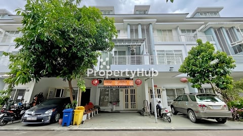 🏘 វីឡាកូនកាត់ (LA) ក្នុងបុរី ប៉េងហួតស្ទឹងមានជ័យ ត្រូវការលក់បន្ទាន់ខ្លាំង (កូដ: 