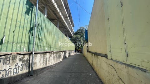 ដីឃ្លាំងសំរាប់លក់បន្ទាន់ ទីតាំងក្បែរស្ពានដែកចំការដូង ( ចុះពីផ្លូវធំចំការដូង 100m