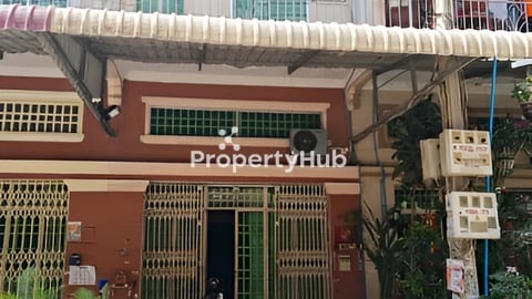 ផ្ទះល្វែងនៅជាប់ផ្លូវធំមុខព្រលានយន្តហោះ