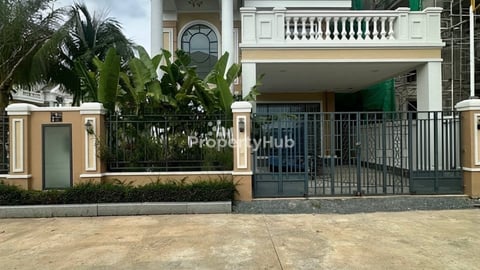 085: វិឡាមានអាងហែលទឹក L-Villa គល់ទទឹង