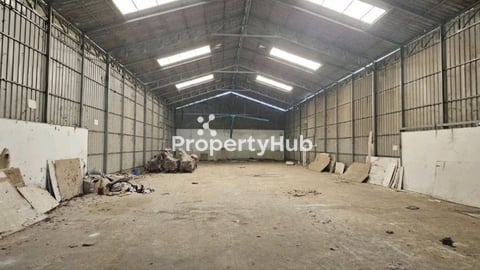 ឃ្លាំងលក់នៅជិតរង្វង់មូលស្ពានព្រែកសំរោង