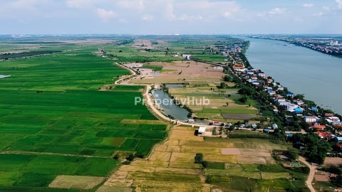 30$ ចុះសល់ 19$ ដីកែង4ផ្លូវ 95m x 175m  ផ្លូវមេ ផ្លូវ40 ក្បែរទន្លេសាប