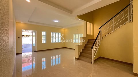 វិឡាភ្លោះសំរាបលក់ក្នុងបុរីប៉េងហ៊ួតលូ៥ ចំងាយ900m ពីផ្សារស្ទឹងមានជ័យថ្មី