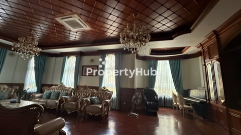 ភូមិគ្រឹះកែង ថ្មីស្រស់ស្អាតនិងឃ្លាំងលក់ប្រញ៉ាប