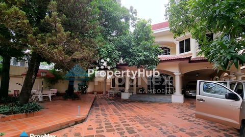 Villa on main road  for rent in Bkk1