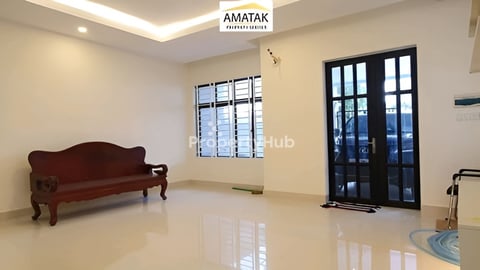 វីឡាភ្លោះនិងដីសល់ក្រោយ7.5mx8mលក់នៅបុរីប៉េងហួត ផ្លូវសម្តេចហ៊ុនសែន!