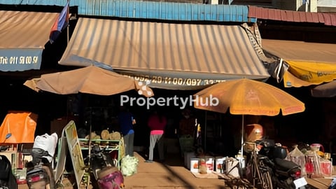 ផ្ទះ​ប្រភេទ​អាជីវកម្ម​ទល់មុខ​ផ្សារ​ព្រៃទទឹង